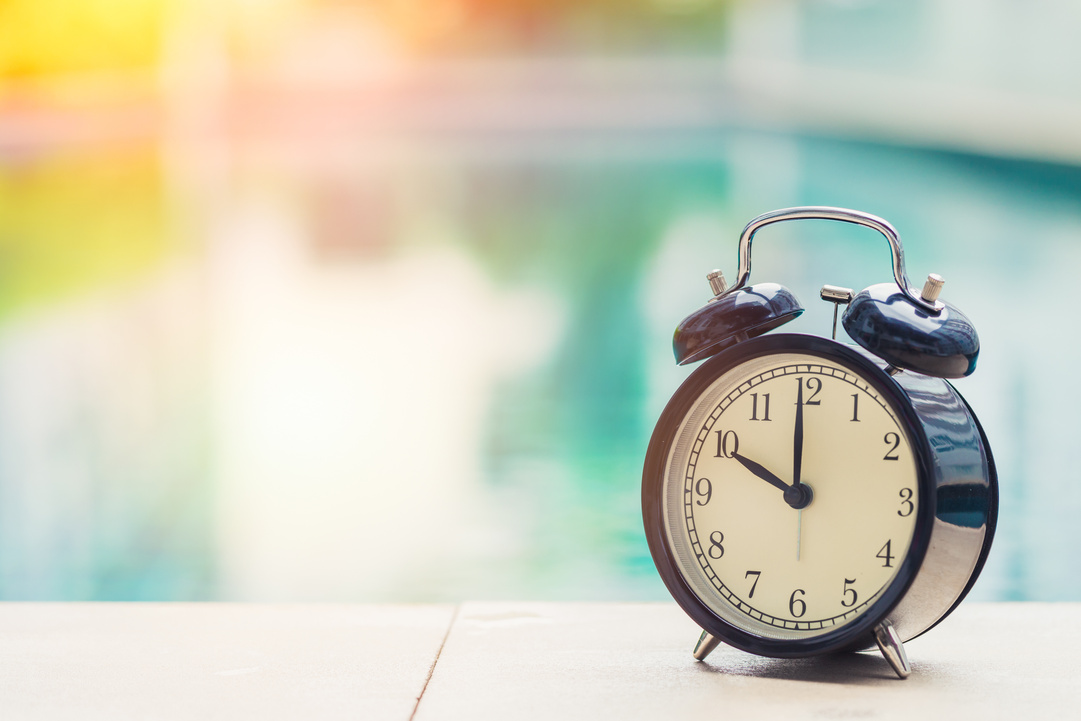 retro clock 10 o'clock at the swimming pool